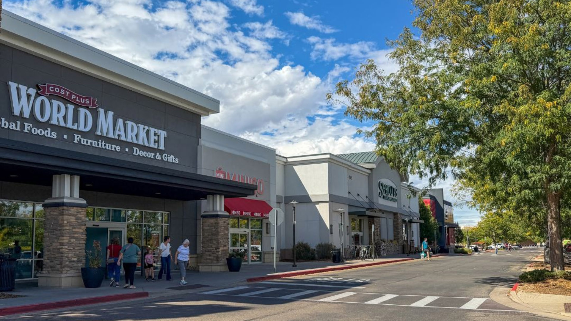 image of retail stores in the Flats at Hansen Farms area